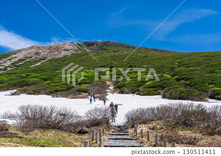 View of Mt. Gozenmine from the trail to Mt. Hakusan Murododaira Climbing Mt. Hakusan Gozenmine in early summer 130511411