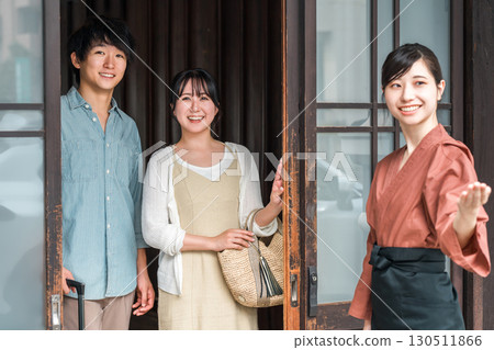 在老字號溫泉旅館、高級旅館、住宿設施中為遊客提供服務的中井女士和女房東。 130511866