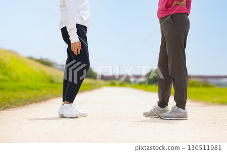 兩名穿著運動服行走的中年婦女 130511981