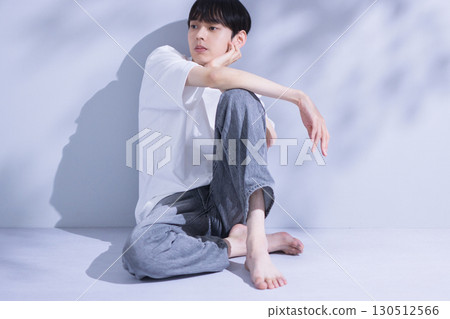 20多歲男子的美女形象肖像 130512566