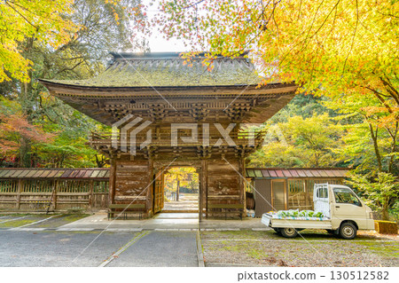 岐阜縣美濃市：大矢田神社山門的紅葉和販售當地蔬菜的輕型卡車 130512582