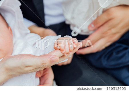 寶寶的手和父母的手 - 育兒圖像 寶寶的手和父母的手 - 育兒圖像 130512603