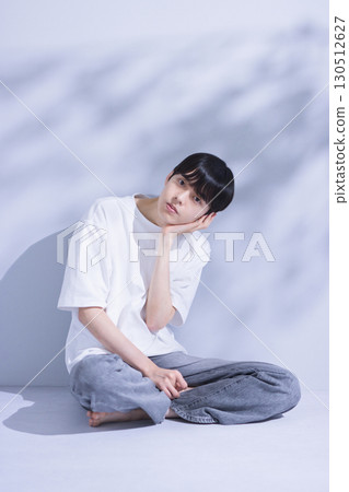 20多歲男子的美女形象肖像 130512627