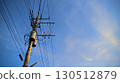 電線桿和電線伸向藍天 130512879