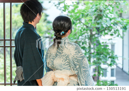 一對穿著浴衣的夫婦在日式房屋的陽台上欣賞花園 130513191