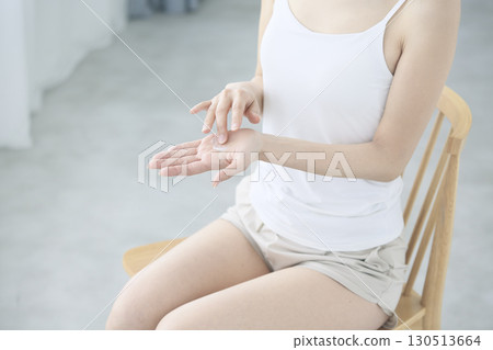 一位女士在手掌上塗抹護膚霜進行皮膚護理的部分傷口 130513664