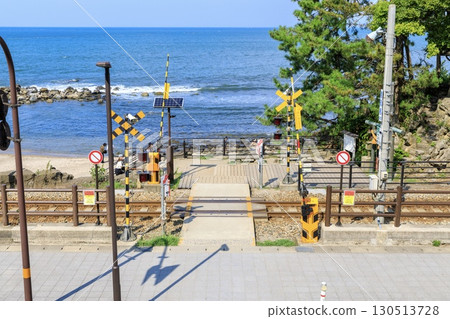 高岡市雨晴海岸義經岩鐵路道口 130513728