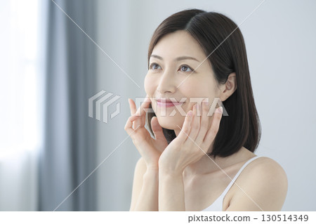 日本女性在家進行臉部護理的美容圖片 130514349