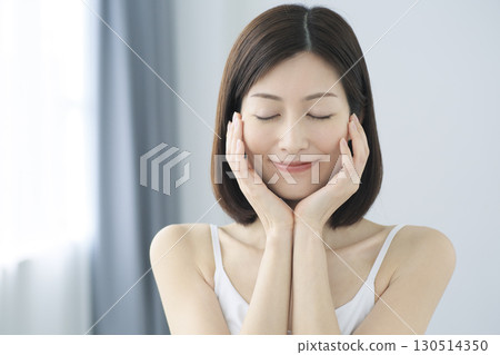 一個對自己的皮膚狀況感到滿意的女人 一個對自己的皮膚狀況感到滿意的女人 130514350