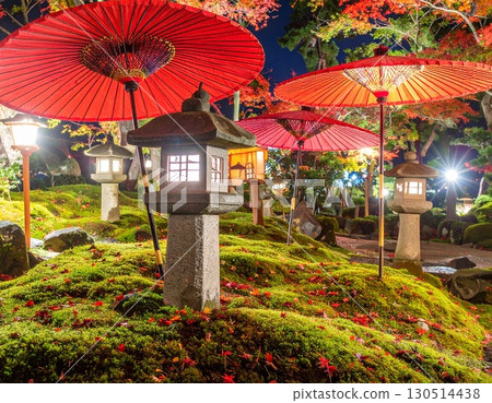 日式花園的夜景，有大紅傘和閃亮的燈籠 130514438