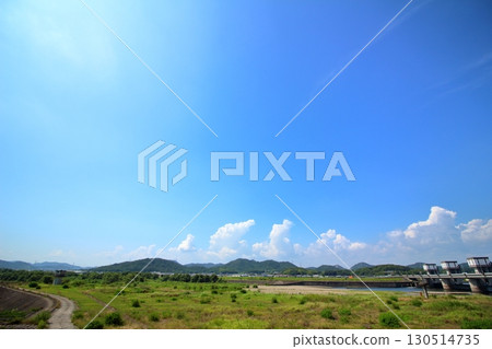 湛藍的天空和河畔景色 湛藍的天空和河畔景色 130514735