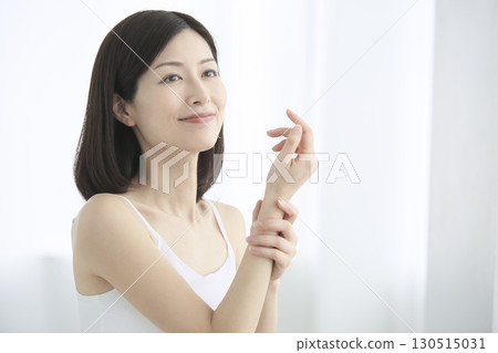 Beauty image of Japanese women doing body care Beauty image of Japanese women doing body care 130515031