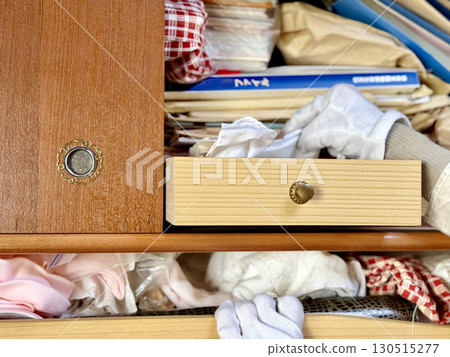 一隻戴著白手套的手從梳妝台的小抽屜裡拿出一些東西 一隻戴著白手套的手從梳妝台的小抽屜裡拿出一些東西 130515277