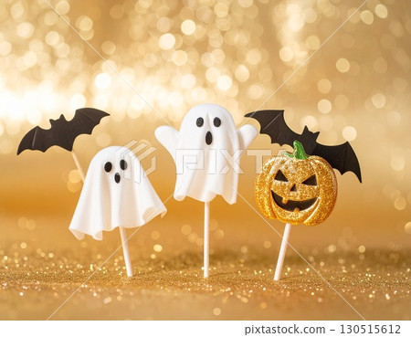 萬聖節:鬼魂、蝙蝠和南瓜在閃亮的燈光下展示 萬聖節:鬼魂、蝙蝠和南瓜在閃亮的燈光下展示 130515612