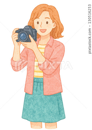 拿著相機拍照的女人插畫素材（嗜好/攝影） 130516253