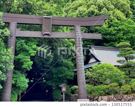 Looking up at the copper-roofed torii gate of Takachiho Shrine surrounded by fresh greenery (Takachiho Town, Nishiusuki District, Miyazaki Prefecture) 130517555