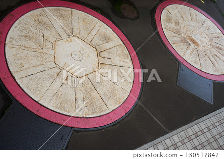 A mysterious circular lid 130517842