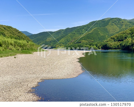陽光明媚的五月天,四萬十川被藍天和綠樹染紅(高瀨沉下橋上游/高知縣四萬十市) 陽光明媚的五月天,四萬十川被藍天和綠樹染紅(高瀨沉下橋上游/高知縣四萬十市) 130517970