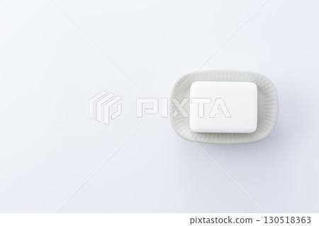肥皂盒上的白色肥皂 130518363