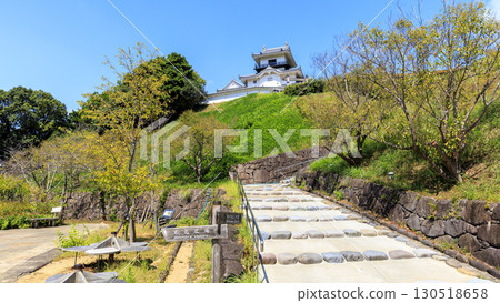 Kakegawa Castle shining against the blue sky Kakegawa Castle shining against the blue sky 130518658