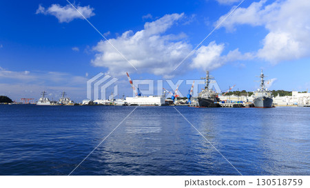 橫須賀港的日本海上自衛隊和美國海軍艦艇 130518759