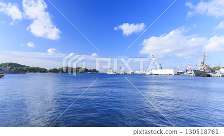 橫須賀港的日本海上自衛隊和美國海軍艦艇 橫須賀港的日本海上自衛隊和美國海軍艦艇 130518761