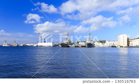 橫須賀港的日本海上自衛隊和美國海軍艦艇 橫須賀港的日本海上自衛隊和美國海軍艦艇 130518763