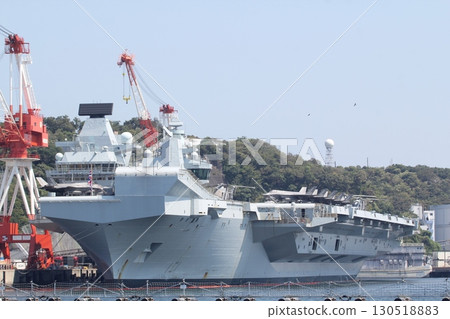 停泊在美國橫須賀基地的英國航空母艦威爾斯親王號 停泊在美國橫須賀基地的英國航空母艦威爾斯親王號 130518883