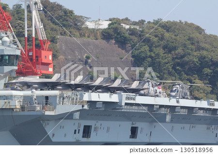 停泊在美國橫須賀基地的英國航空母艦威爾斯親王號 停泊在美國橫須賀基地的英國航空母艦威爾斯親王號 130518956