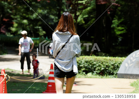 一個人沿著公園小路行走的背影 一個人沿著公園小路行走的背影 130518958