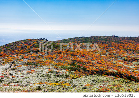 A spectacular view of Mount Kurikoma in autumn colors 130519023