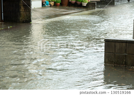 台風暴雨導致居民區道路淹水 130519166