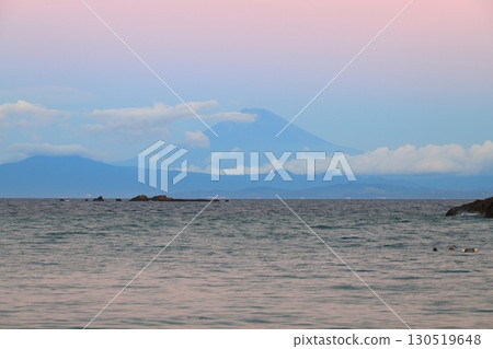 從庫魯瓦海灘眺望富士山 130519648