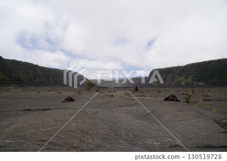雨中徒步前往基拉韋厄火山口 雨中徒步前往基拉韋厄火山口 130519728