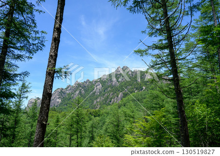 【山梨縣】從水垣登山道眺望水垣山頂 【山梨縣】從水垣登山道眺望水垣山頂 130519827