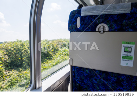 [綠色車廂] 舒適的綠色車廂和火車車窗 130519939