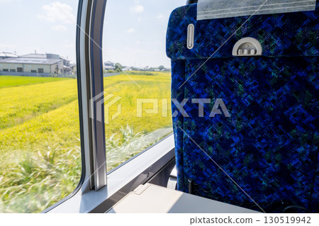 [綠色車廂] 舒適的綠色車廂和火車車窗 130519942