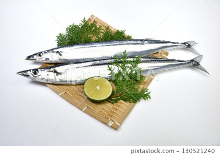 竹籃裡的兩條秋刀魚 130521240