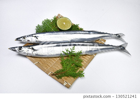 竹籃裡的兩條秋刀魚 130521241