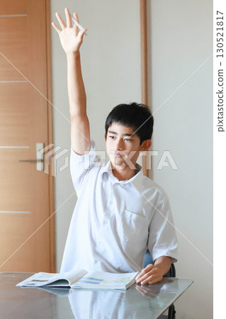 男學生舉手 130521817