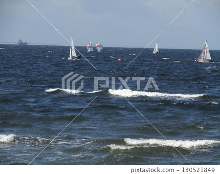 白色的海浪拍打著稻毛海灘的沙灘 130521849