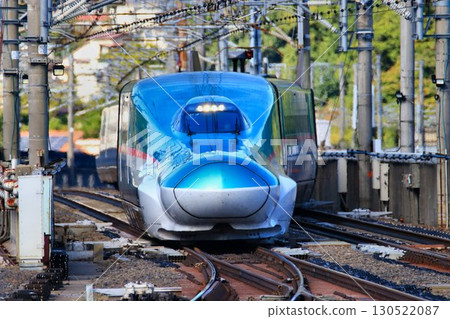 東北新幹線瓶頸...E5系列新幹線通過福島站地面交叉路口 東北新幹線瓶頸...E5系列新幹線通過福島站地面交叉路口 130522087