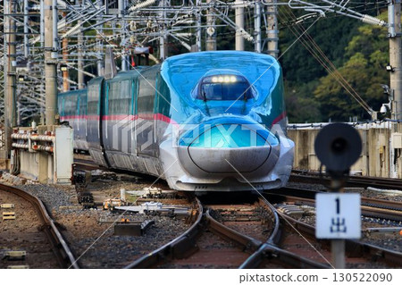 Tohoku Shinkansen bottleneck...E5 series Shinkansen passing through the at-grade intersection at Fukushima Station 130522090