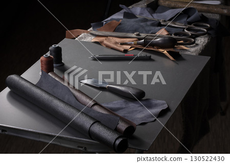 Work table with the tool of a craftsman for the manufacture of leather goods. 130522430