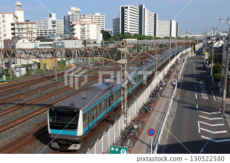 早高峰的京濱東北線E233系列車(埼玉縣蕨市) 早高峰的京濱東北線E233系列車(埼玉縣蕨市) 130522580