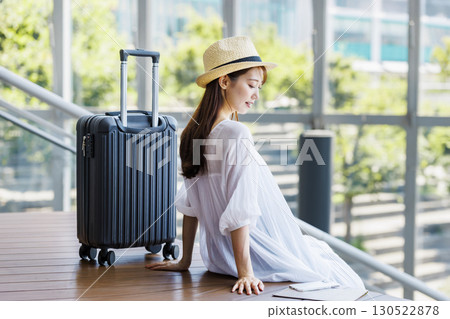 一位戴著草帽的年輕女子正在觀光 130522878