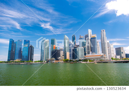 新加坡：濱海灣和市中心摩天大樓映襯藍天 130523634