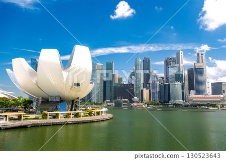 新加坡：藍天下的濱海灣，市中心的景色 130523643
