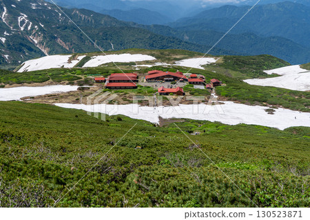 從奧宮登山道前往白山禦前峰，可欣賞到白山比実神社和室堂中心的景色。初夏攀登白山禦前峰。 130523871