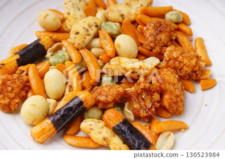 Rice cracker mix 130523984